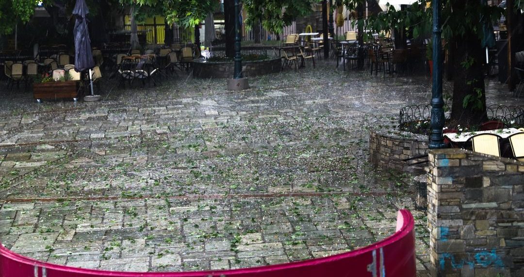 Χαλάζι τρόμου στο Βελβεντό- Το πρωί θα μετρήσουν τις πληγές τους οι αγρότες- «Έριχνε για σχεδόν μισή ώρα ασταμάτητα»