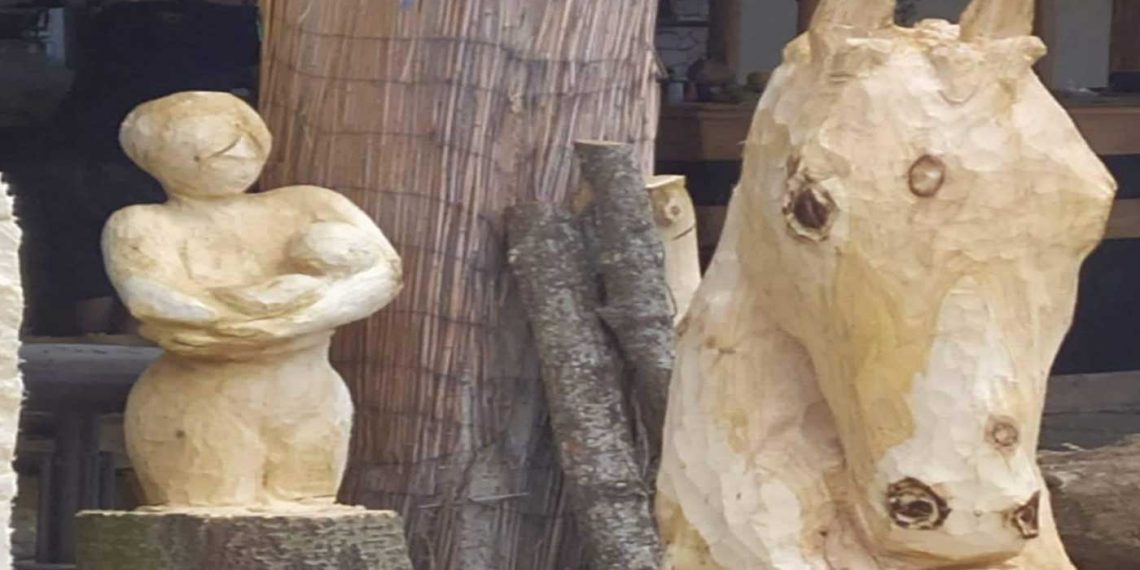 Πτολεμαΐδα: Εντυπωσιακές ξύλινες δημιουργίες στον Ιππικό Όμιλο, στο Συμπόσιο Εικαστικής Δημιουργίας