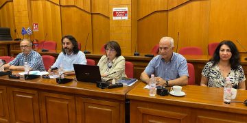 Σφοδρή κριτική Ζεμπιλιάδου σε Κασαπίδη και Βουλευτές: «Δέχθηκαν το μοίρασμα του Ταμείου Δίκαιης Μετάβασης, όταν η περιοχή καταρρέει»- «Πλιάτσικο με τα φωτοβολταϊκά και κάποιοι το επέτρεψαν»- Τι είπε για μεγάλα έργα, ΠΕΠ και ΕΠΤΑΚ: «Κοινός παρονομαστής η αδιαφανής οικονομική διαχείριση»