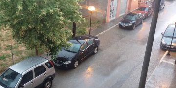 Έντονη νεροποντή και φόβος για χαλάζι, αυτή την ώρα στην πόλη της Πτολεμαΐδας