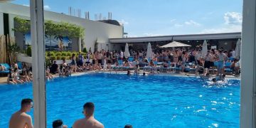 Ο … χαμός στο opening των πισινών του ξενοδοχείου “Παντελίδης”