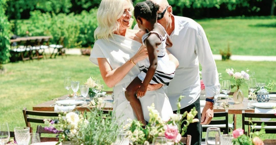 Στο Νυμφαίο Χριστίνα Κοντοβά και Τζώνη Καλημέρης για τη βάπτιση της κόρης τους – Αρκετοί επώνυμοι στους καλεσμένους – Η απουσία της νονάς όμως ανέβαλε τη βάπτιση!