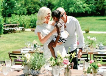 Στο Νυμφαίο Χριστίνα Κοντοβά και Τζώνη Καλημέρης για τη βάπτιση της κόρης τους – Αρκετοί επώνυμοι στους καλεσμένους – Η απουσία της νονάς όμως ανέβαλε τη βάπτιση!