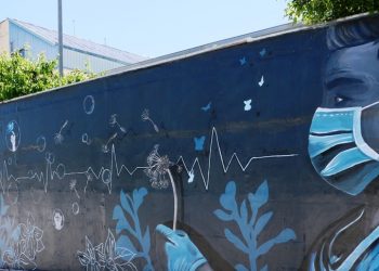 Δήμος Γρεβενών: Γκράφιτι ελπίδας και ανθρωπιάς κοσμεί το Γενικό Νοσοκομείο Γρεβενών – Ένα νέο έργο τέχνης της Δήμητρας Μπαζούκη αφιερωμένο σε γιατρούς και νοσηλευτές (Φωτογραφίες)