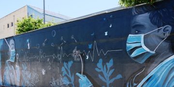 Δήμος Γρεβενών: Γκράφιτι ελπίδας και ανθρωπιάς κοσμεί το Γενικό Νοσοκομείο Γρεβενών – Ένα νέο έργο τέχνης της Δήμητρας Μπαζούκη αφιερωμένο σε γιατρούς και νοσηλευτές (Φωτογραφίες)
