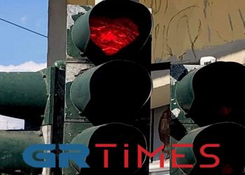 Ο πιο…αγαπησιάρικος σηματοδότης βρίσκεται στην Καβάλα (ΦΩΤΟ)