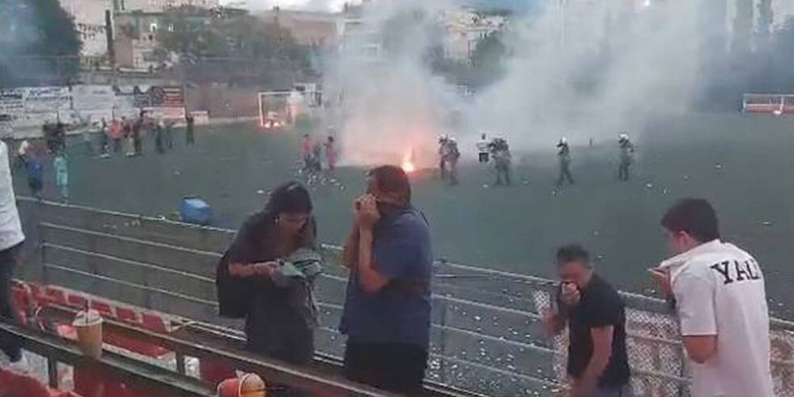 Μπαράζ Γ’ Εθνικής: Σοβαρά επεισόδια στο Ρουφ – Φωτοβολίδες, φωτιά και χημικά (video)