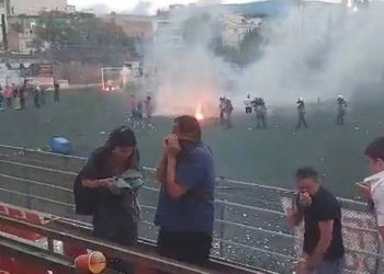 Μπαράζ Γ’ Εθνικής: Σοβαρά επεισόδια στο Ρουφ – Φωτοβολίδες, φωτιά και χημικά (video)