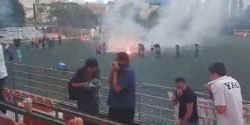 Μπαράζ Γ’ Εθνικής: Σοβαρά επεισόδια στο Ρουφ – Φωτοβολίδες, φωτιά και χημικά (video)