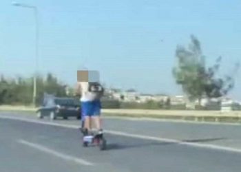 Θεσσαλονίκη: Σλάλομ με πατίνι ανάμεσα σε αυτοκίνητα και φορτηγά στην Περιφερειακή Οδό (βίντεο)