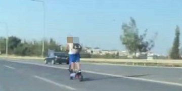 Θεσσαλονίκη: Σλάλομ με πατίνι ανάμεσα σε αυτοκίνητα και φορτηγά στην Περιφερειακή Οδό (βίντεο)