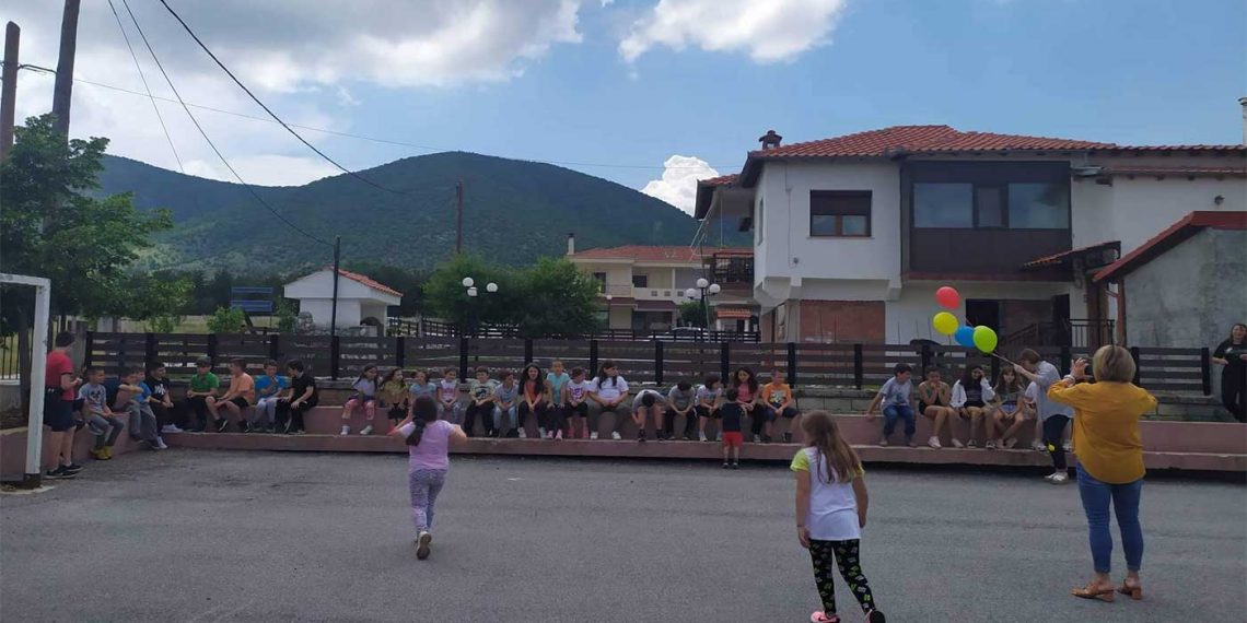 Αθλοπαιδιές, σουβλάκια, παγωτά και αναμνηστικά δώρα στους μαθητές του Δημοτικού Σχολείου Ασβεστόπετρας για το τέλος του σχολείου