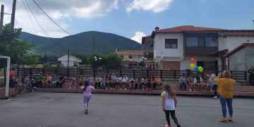 Αθλοπαιδιές, σουβλάκια, παγωτά και αναμνηστικά δώρα στους μαθητές του Δημοτικού Σχολείου Ασβεστόπετρας για το τέλος του σχολείου