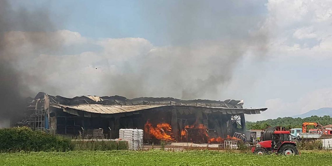 Πτολεμαΐδα: Νέες φωτογραφίες από τη μεγάλη φωτιά που είναι σε εξέλιξη – Μεγάλη προσπάθεια της Πυροσβεστικής για την κατάσβεση