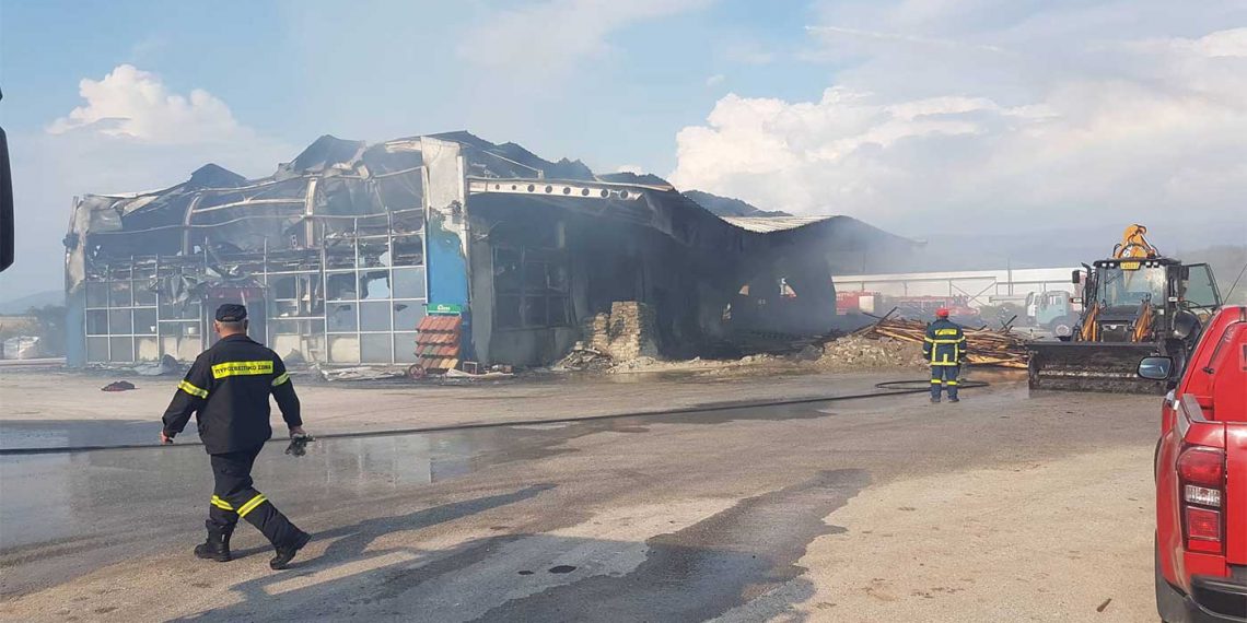 Πτολεμαΐδα: Υπό πλήρη έλεγχο τέθηκε η μεγάλη φωτιά σε μάντρα οικοδομικών υλικών μετά από τεράστιες προσπάθειες της Πυροσβεστικής