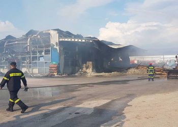 Πτολεμαΐδα: Υπό πλήρη έλεγχο τέθηκε η μεγάλη φωτιά σε μάντρα οικοδομικών υλικών μετά από τεράστιες προσπάθειες της Πυροσβεστικής