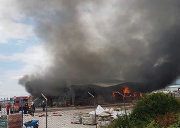 Μεγάλη φωτιά σε εξέλιξη σε μάντρα οικοδομικών υλικών – Επιχειρεί η Πυροσβεστική (φωτο-video)