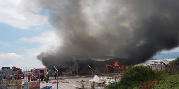 Μεγάλη φωτιά σε εξέλιξη σε μάντρα οικοδομικών υλικών – Επιχειρεί η Πυροσβεστική (φωτο-video)