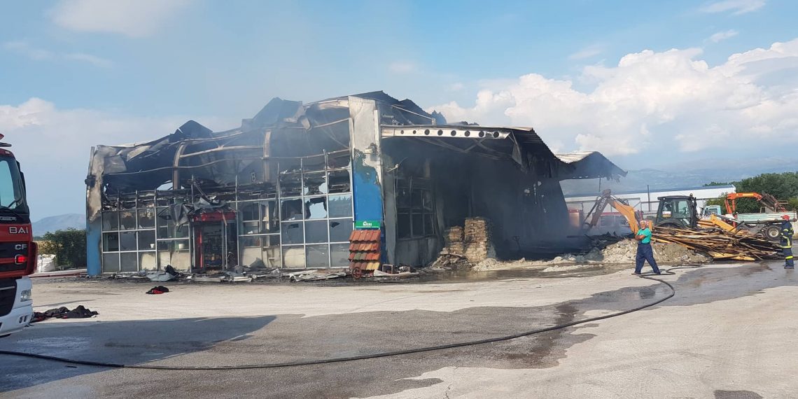 Πτολεμαΐδα: Υπό πλήρη έλεγχο τέθηκε η μεγάλη φωτιά σε μάντρα οικοδομικών υλικών μετά από τεράστιες προσπάθειες της Πυροσβεστικής