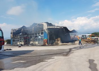 Πτολεμαΐδα: Υπό πλήρη έλεγχο τέθηκε η μεγάλη φωτιά σε μάντρα οικοδομικών υλικών μετά από τεράστιες προσπάθειες της Πυροσβεστικής