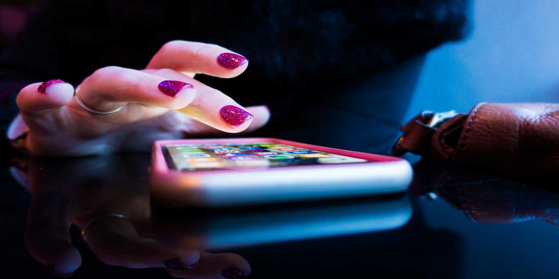 Οι εφαρμογές υγείας στο κινητό βοηθούν τους ηλικιωμένους