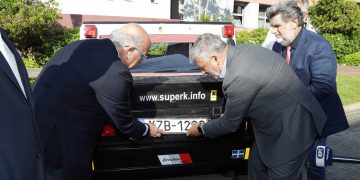 Αριθμούς κυκλοφορίας πήραν τα δύο πρώτα αυτοκίνητα που κατασκευάστηκαν στην Ελλάδα