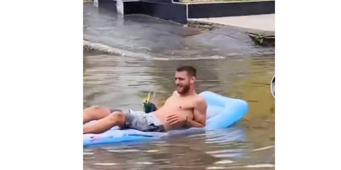 Κατερίνη: Νεαρός άνδρας βγήκε… με φουσκωτό, πίνοντας τον καφέ του σε πλημμυρισμένο δρόμο