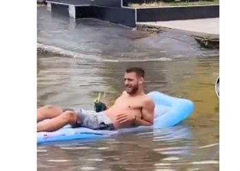 Κατερίνη: Νεαρός άνδρας βγήκε… με φουσκωτό, πίνοντας τον καφέ του σε πλημμυρισμένο δρόμο