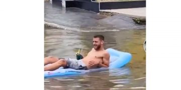 Κατερίνη: Νεαρός άνδρας βγήκε… με φουσκωτό, πίνοντας τον καφέ του σε πλημμυρισμένο δρόμο