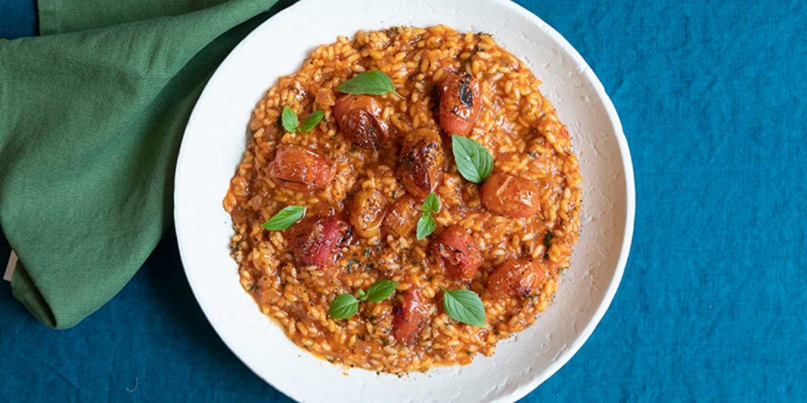 Ντοματόρυζο με ψητά ντοματίνια – Συνταγή του Άκη Πετρετζίκη