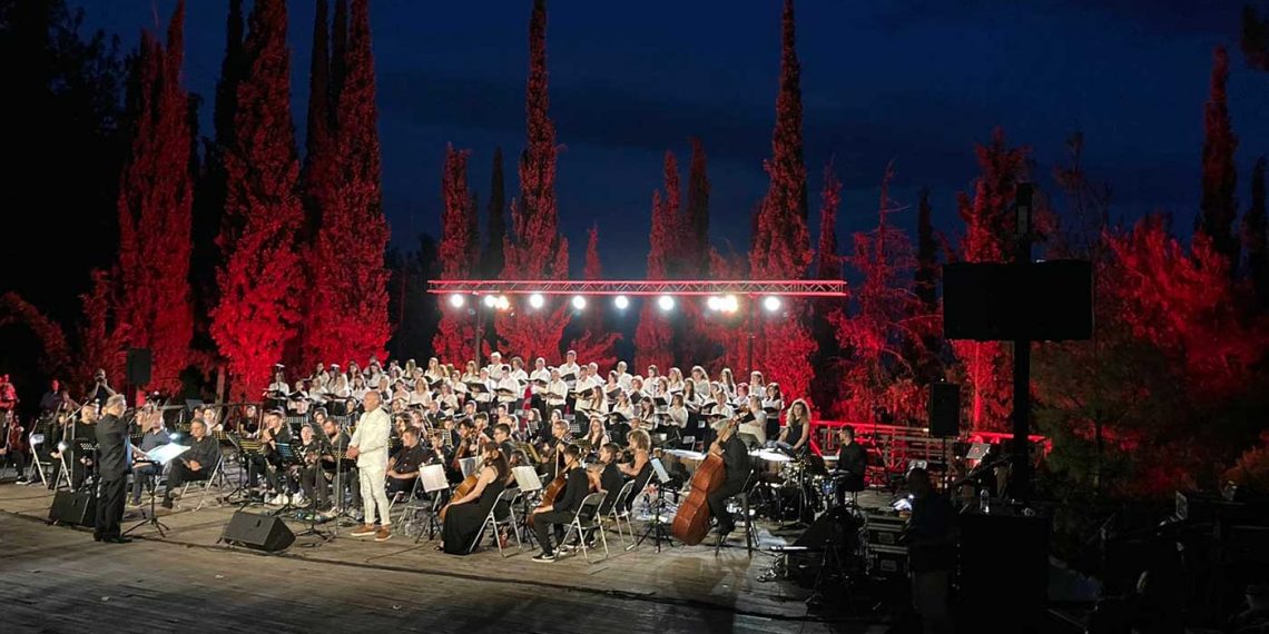 Συγκινητική μουσική βραδιά με τη συναυλία «΄Αξιον Εστί» Μ. Θεοδωράκη & Οδ. στο υπαίθριο θέατρο Κοζάνης