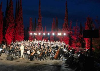 Συγκινητική μουσική βραδιά με τη συναυλία «΄Αξιον Εστί» Μ. Θεοδωράκη & Οδ. στο υπαίθριο θέατρο Κοζάνης