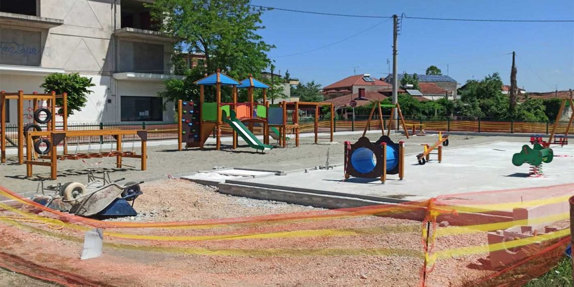 Προχωρούν οι εργασίες λειτουργικής και αισθητικής αναβάθμισης στην παιδική χαρά της πόλης της Πτολεμαΐδας,  στη συμβολή των Οδών Δήμητρας και Θράκης (ρεπορτάζ της Κούλας Πουλασιχίδου)
