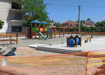 Προχωρούν οι εργασίες λειτουργικής και αισθητικής αναβάθμισης στην παιδική χαρά της πόλης της Πτολεμαΐδας,  στη συμβολή των Οδών Δήμητρας και Θράκης (ρεπορτάζ της Κούλας Πουλασιχίδου)