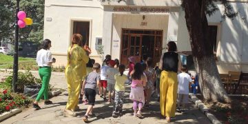 Στην υπαίθρια βιβλιοθήκη βρέθηκαν οι “μπόμπιρες” από τον παιδικό σταθμό της ΔΕΗ