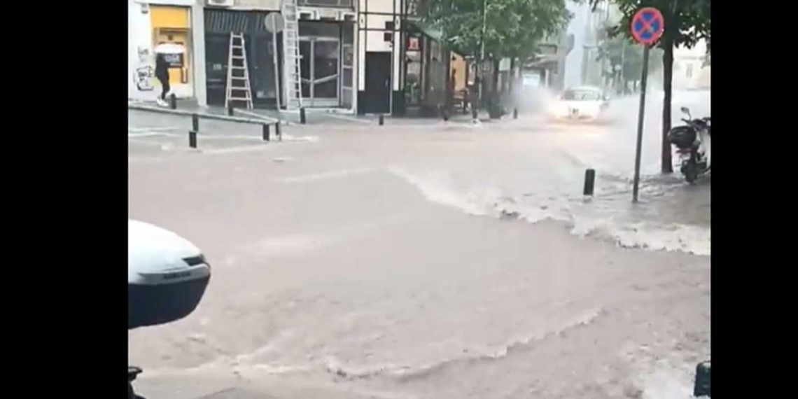 Δείτε απίστευτο VIDEO με το νερό να κατεβαίνει ποτάμι στην κεντρικότερη οδό της Κοζάνης, Π. Μελά