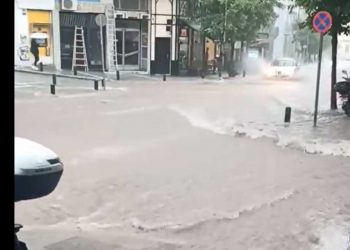 Δείτε απίστευτο VIDEO με το νερό να κατεβαίνει ποτάμι στην κεντρικότερη οδό της Κοζάνης, Π. Μελά