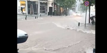 Δείτε απίστευτο VIDEO με το νερό να κατεβαίνει ποτάμι στην κεντρικότερη οδό της Κοζάνης, Π. Μελά