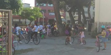 Πτολεμαΐδα: Μικροί και μεγάλοι συμμετείχαν στην ποδηλατάδα που είχε αφετηρία το “Πέτρινο” Δημοτικό Σχολείο (video-φωτο)
