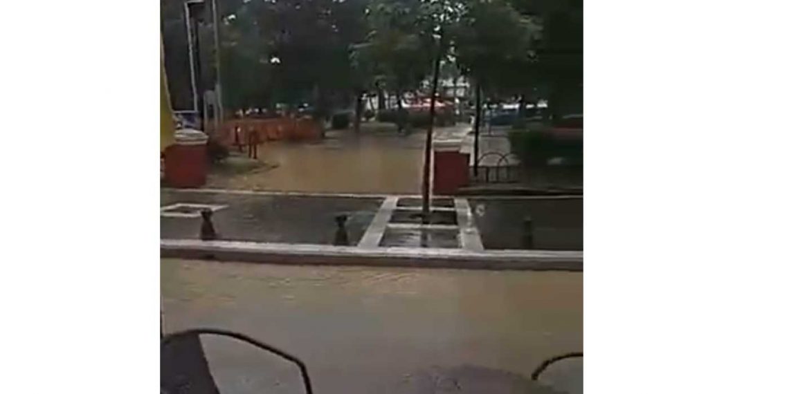 Πτολεμαΐδα: Πλημμύρες σε δρόμους λόγω των ισχυρών βροχοπτώσεων