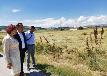 Η Παρασκευή Βρυζίδου στις πλημμυρισμένες καλλιέργειες στον κάμπο του Σαριγκιόλ