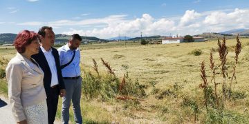 Η Παρασκευή Βρυζίδου στις πλημμυρισμένες καλλιέργειες στον κάμπο του Σαριγκιόλ