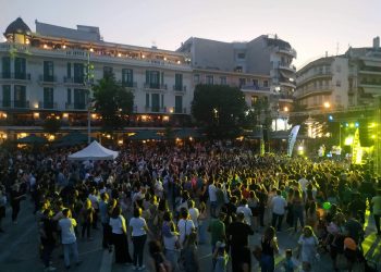 Το αδιαχώρητο στην κεντρική πλατεία της Κοζάνης για τη συναυλία του ΣΤΑΝ- Λευκή νύχτα και τα μαγαζιά ανοιχτά ως τα μεσάνυχτα