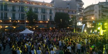 Το αδιαχώρητο στην κεντρική πλατεία της Κοζάνης για τη συναυλία του ΣΤΑΝ- Λευκή νύχτα και τα μαγαζιά ανοιχτά ως τα μεσάνυχτα
