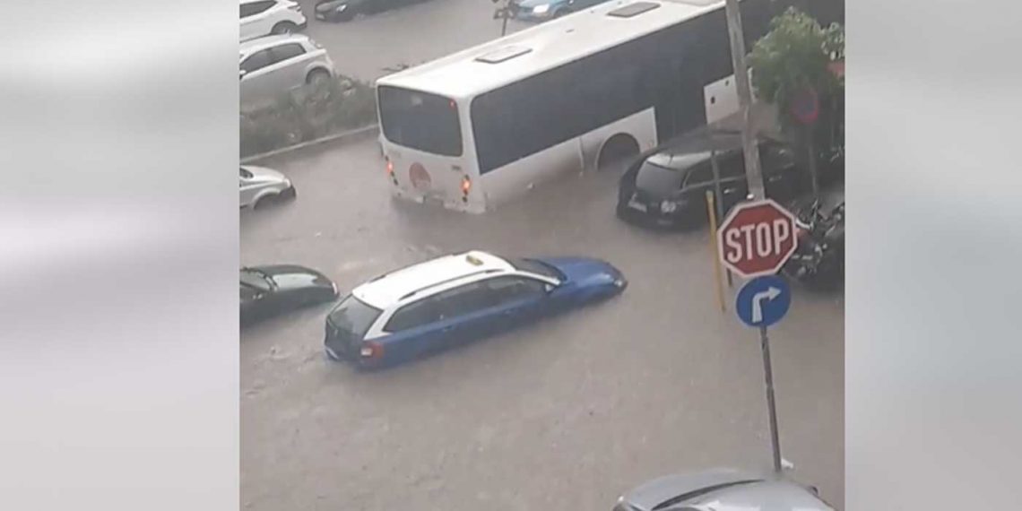 Χάος στο κέντρο της Θεσσαλονίκης, έπειτα από την ισχυρή καταιγίδα-VIDEO