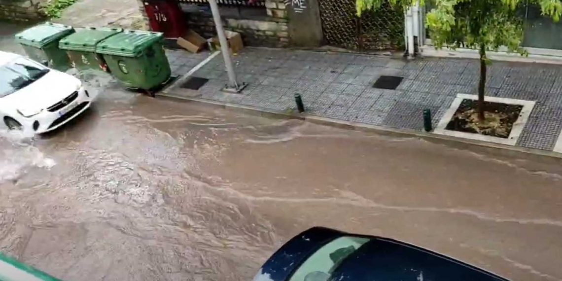 Πλημμυρισμένη και η κεντρική οδός Ι. Τράντα στην Κοζάνη από τη φοβερή καταιγίδα-VIDEO