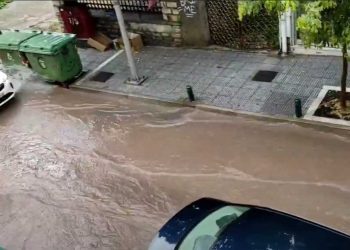 Πλημμυρισμένη και η κεντρική οδός Ι. Τράντα στην Κοζάνη από τη φοβερή καταιγίδα-VIDEO