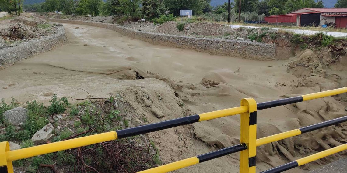 Βελβεντό: Ορμητικός χείμαρρος από πλημμυρισμένο ρέμα από τη νεροποντή-VIDEO