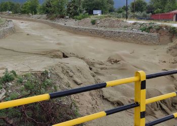 Βελβεντό: Ορμητικός χείμαρρος από πλημμυρισμένο ρέμα από τη νεροποντή-VIDEO