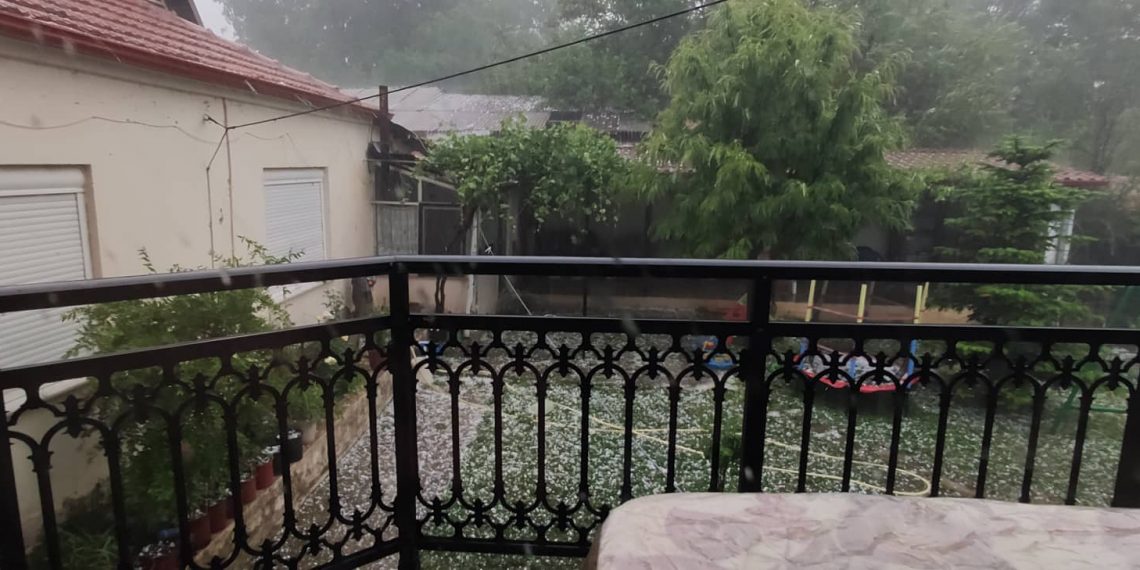 ΤΩΡΑ: Έντονη χαλαζόπτωση στην Ασβεστόπετρα